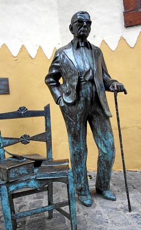 La escultura de Néstor Álamo en Vegueta recupera su bastón