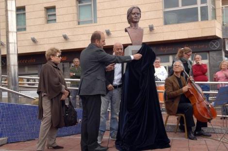 La capital rindió homenaje al tenor y maestro de canto Suso Mariategui con una plaza y un busto en Las Canteras