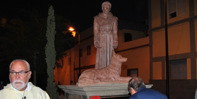 Una estatua de Francisco de Asís preside la plaza de Castillo del Romeral
