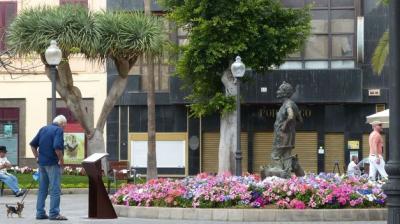 El Ayuntamiento de Las Palmas de Gran Canaria instala una placa explicativa en la escultura de Lolita Pluma